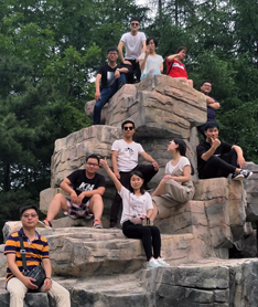 云山疊翠，火爆家人合影留念